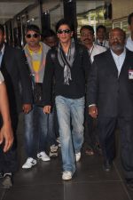Shahrukh Khan arrives from Unesco Dusseldorf event in Airport, Mumbai on 21st Nov 2011 (9).JPG